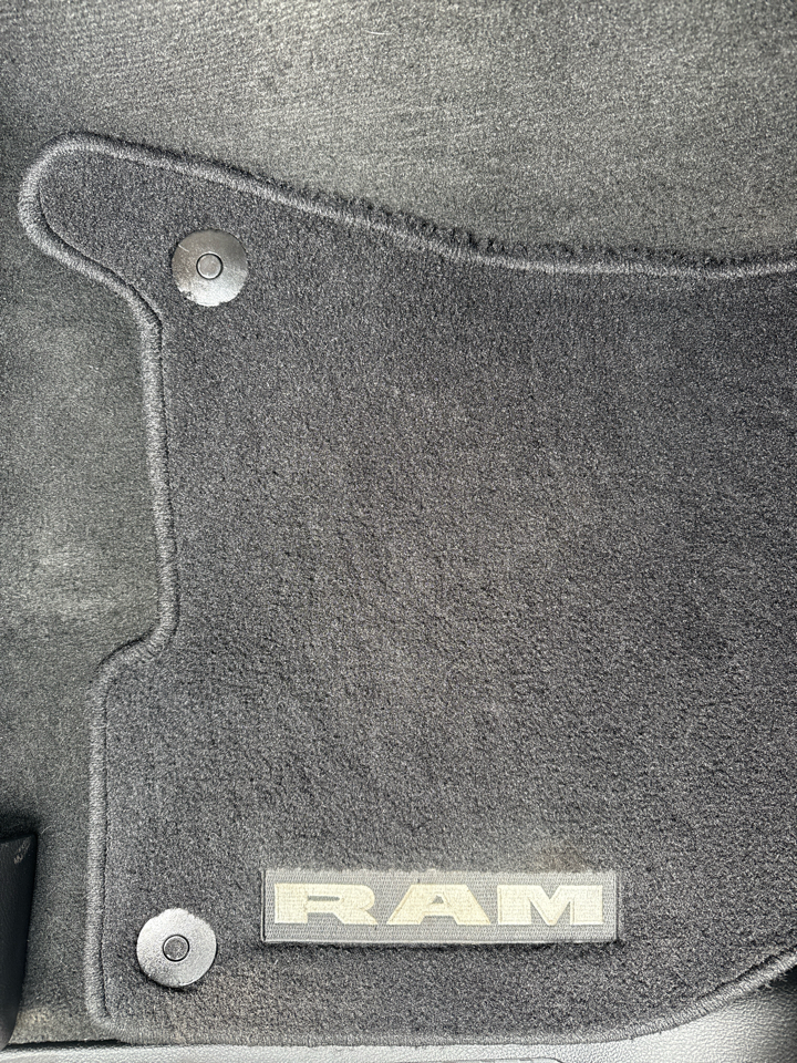 RAM 1500 Big Horn 4x4 Crew Cab 5'7" Box 2020