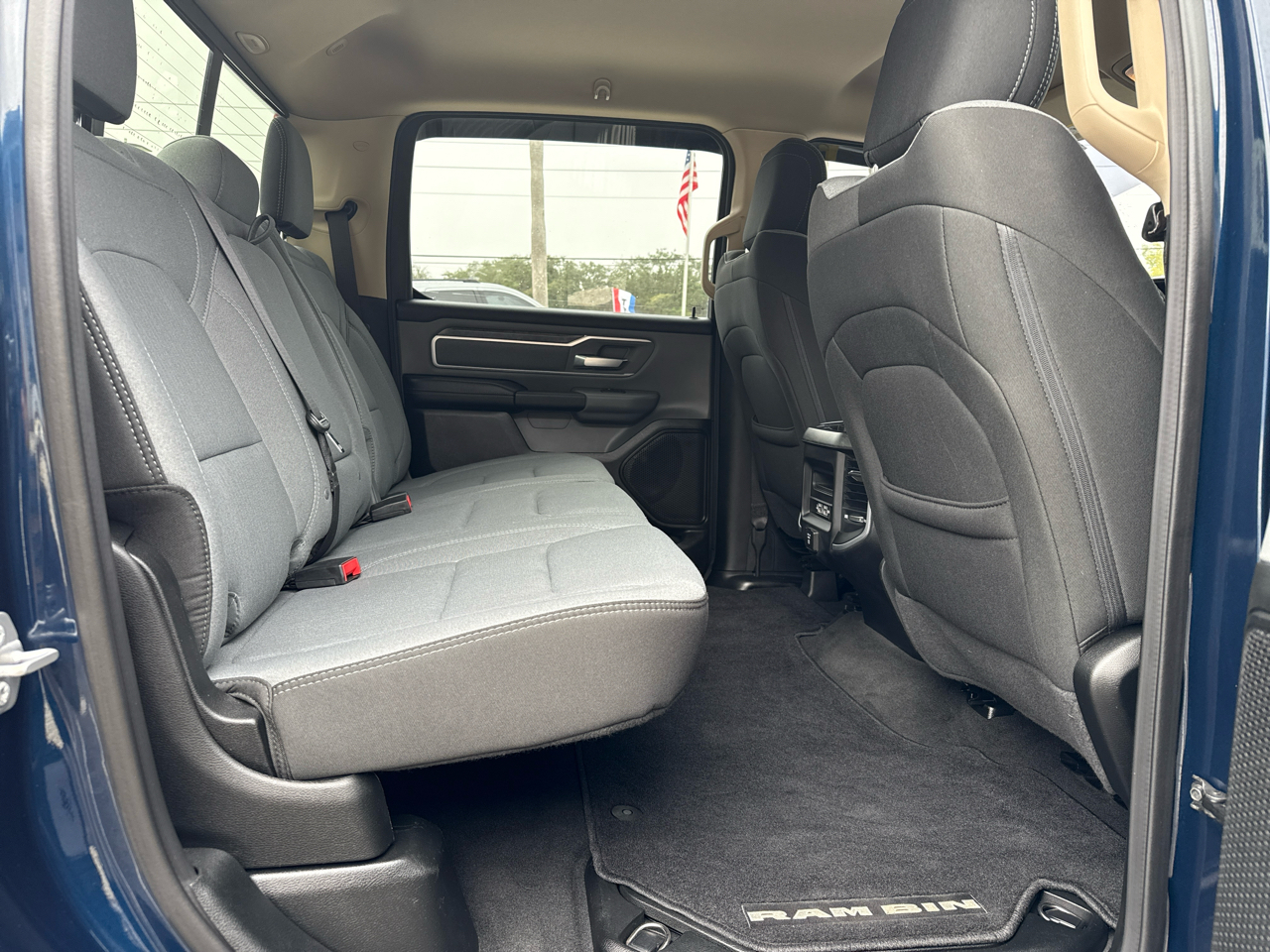 RAM 1500 Big Horn 4x4 Crew Cab 5'7" Box 2020