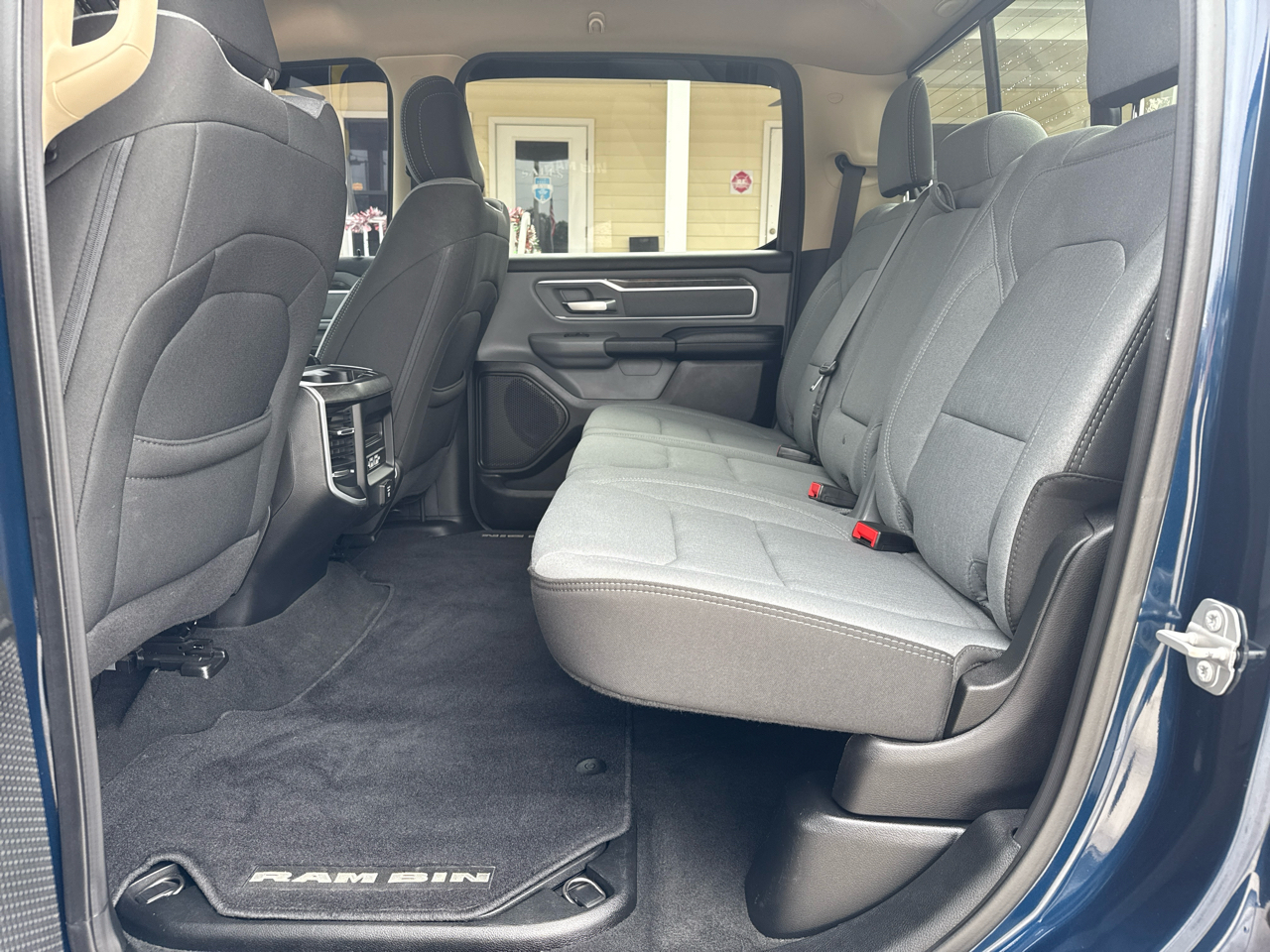 RAM 1500 Big Horn 4x4 Crew Cab 5'7" Box 2020