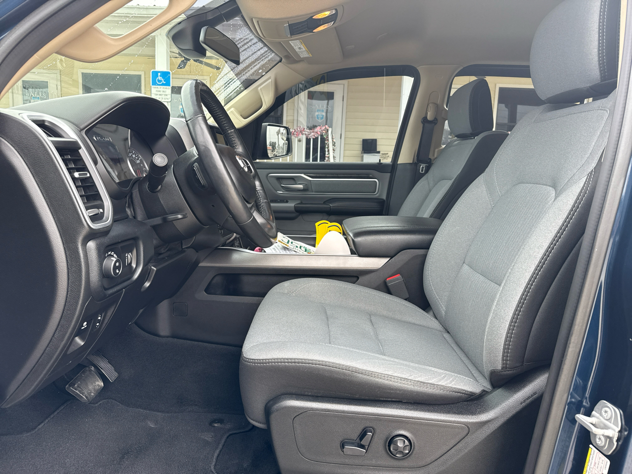 RAM 1500 Big Horn 4x4 Crew Cab 5'7" Box 2020