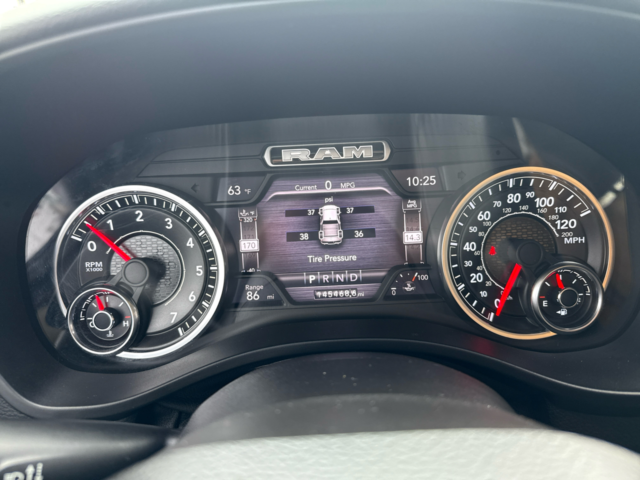 RAM 1500 Big Horn 4x4 Crew Cab 5'7" Box 2020