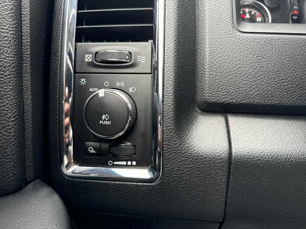 RAM 1500 2WD Crew Cab 149" Laramie 2016