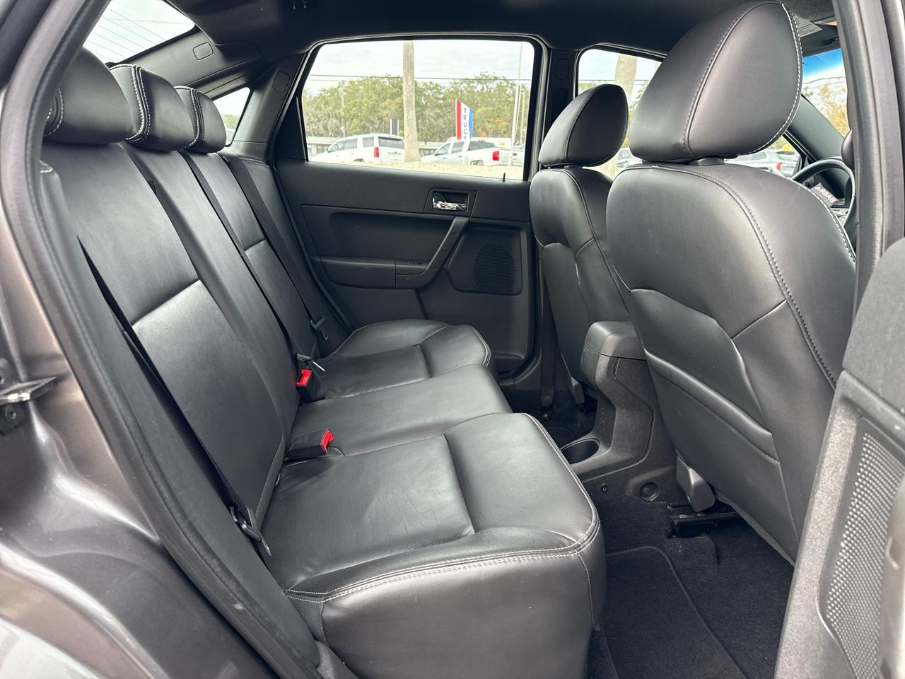 Ford Focus 4dr Sdn SEL 2010