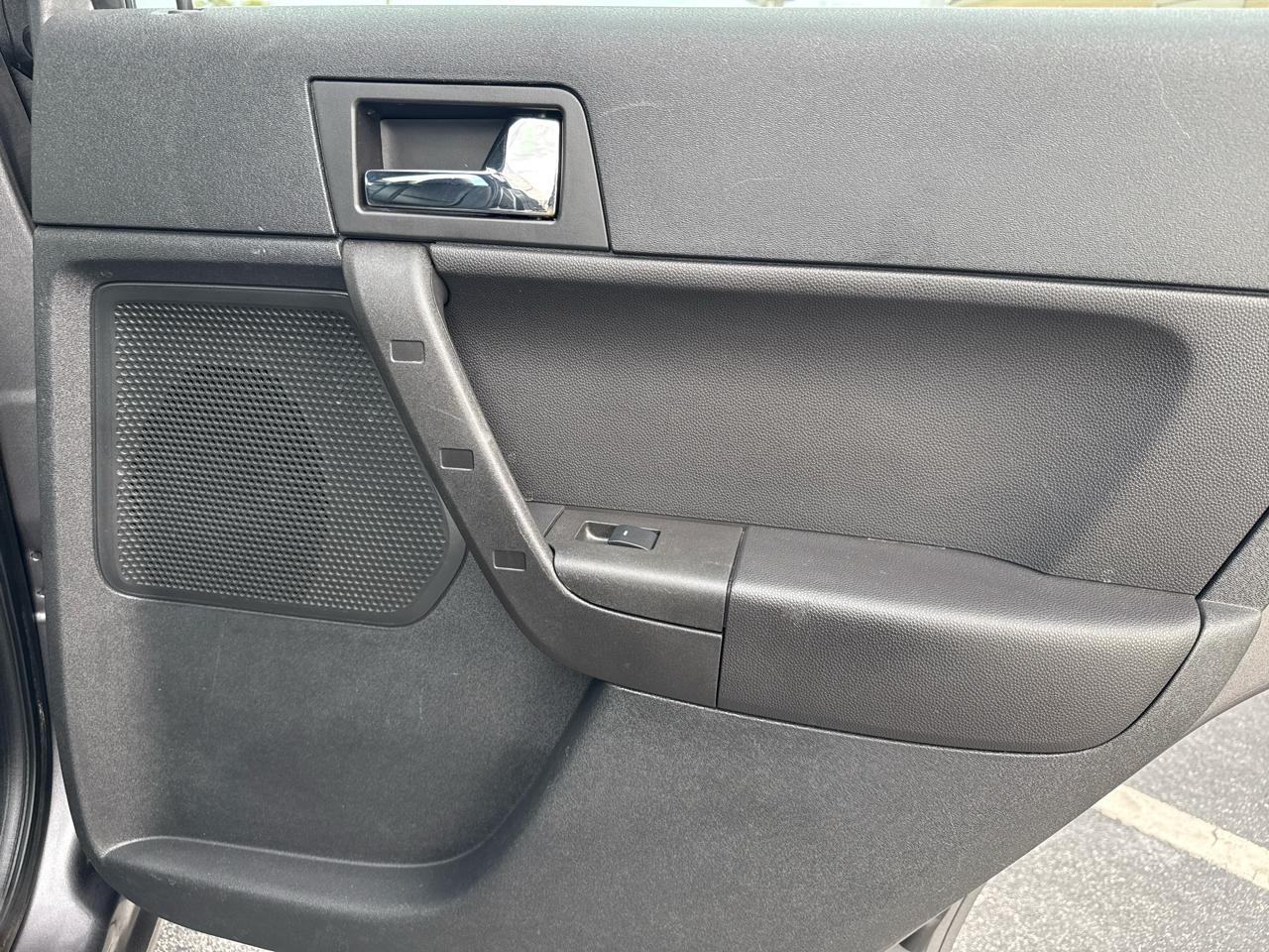 Ford Focus 4dr Sdn SEL 2010