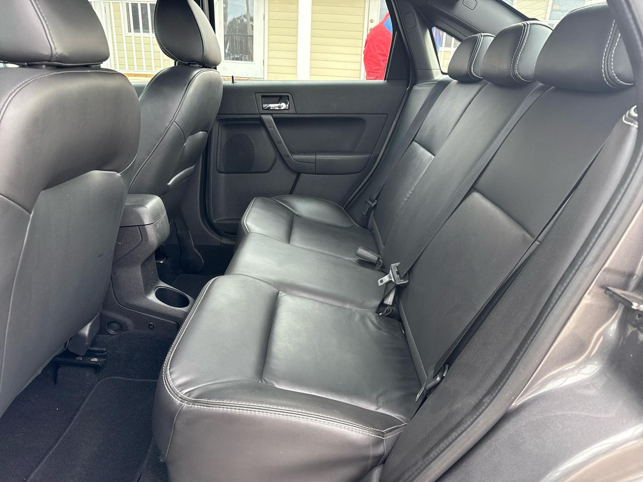 Ford Focus 4dr Sdn SEL 2010