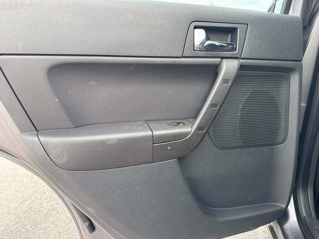 Ford Focus 4dr Sdn SEL 2010