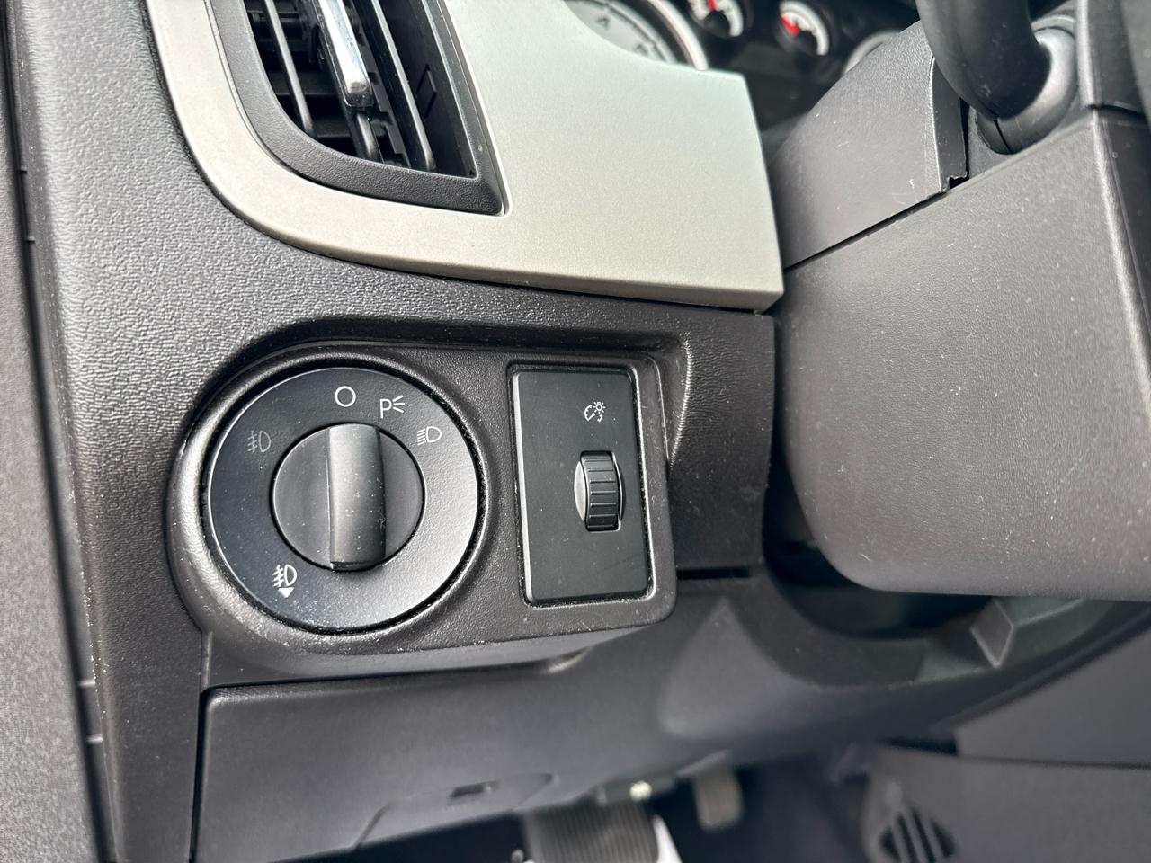 Ford Focus 4dr Sdn SEL 2010