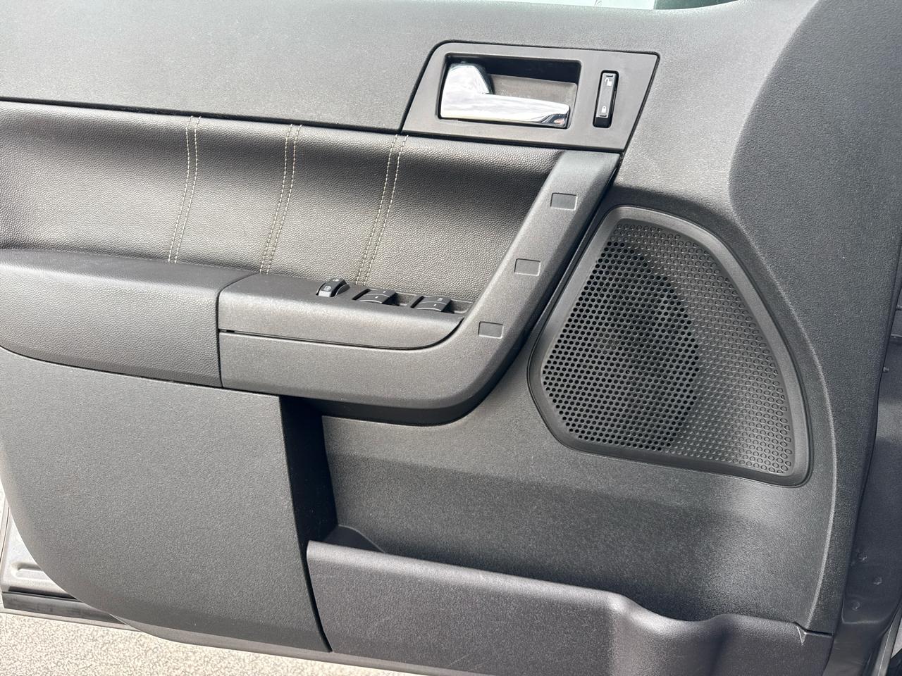 Ford Focus 4dr Sdn SEL 2010