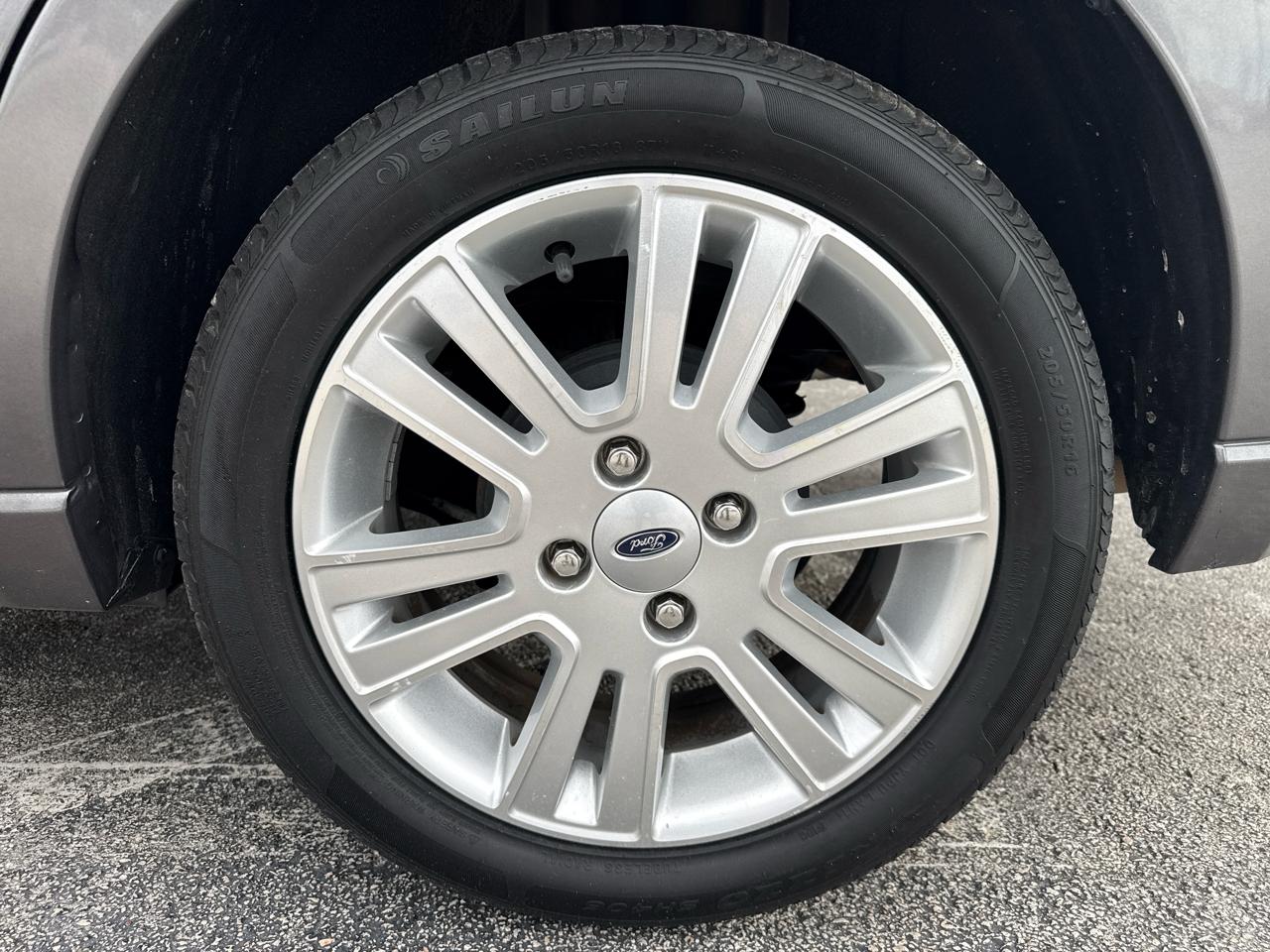 Ford Focus 4dr Sdn SEL 2010