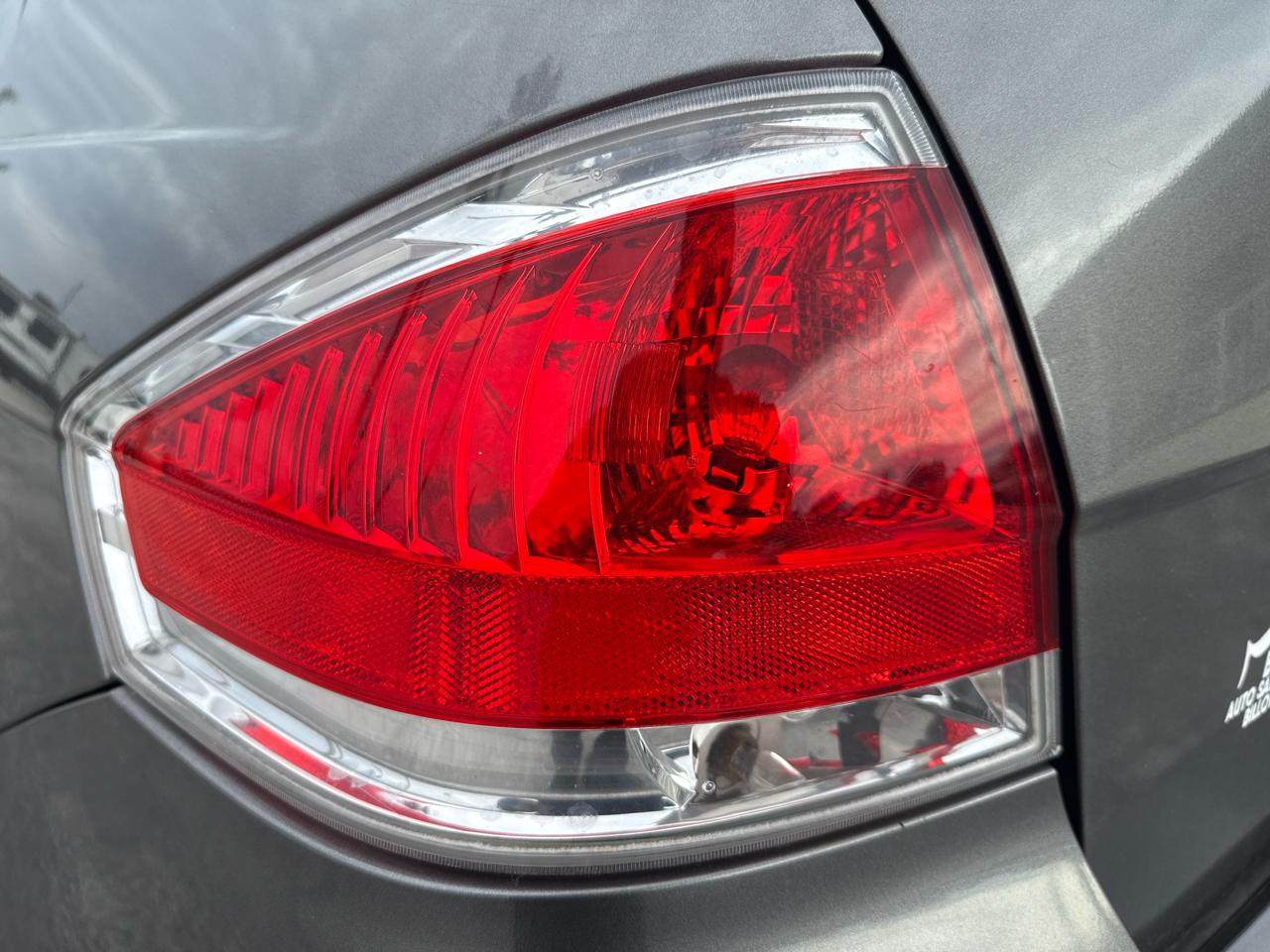 Ford Focus 4dr Sdn SEL 2010