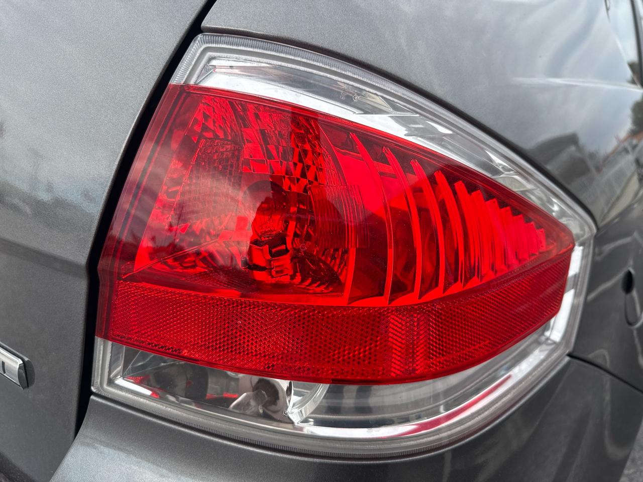 Ford Focus 4dr Sdn SEL 2010