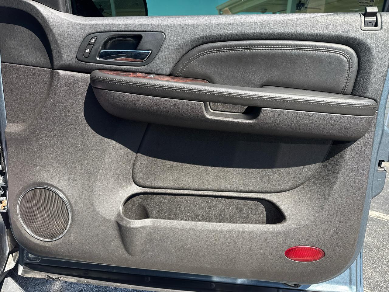 GMC Yukon Denali AWD 4dr 2008