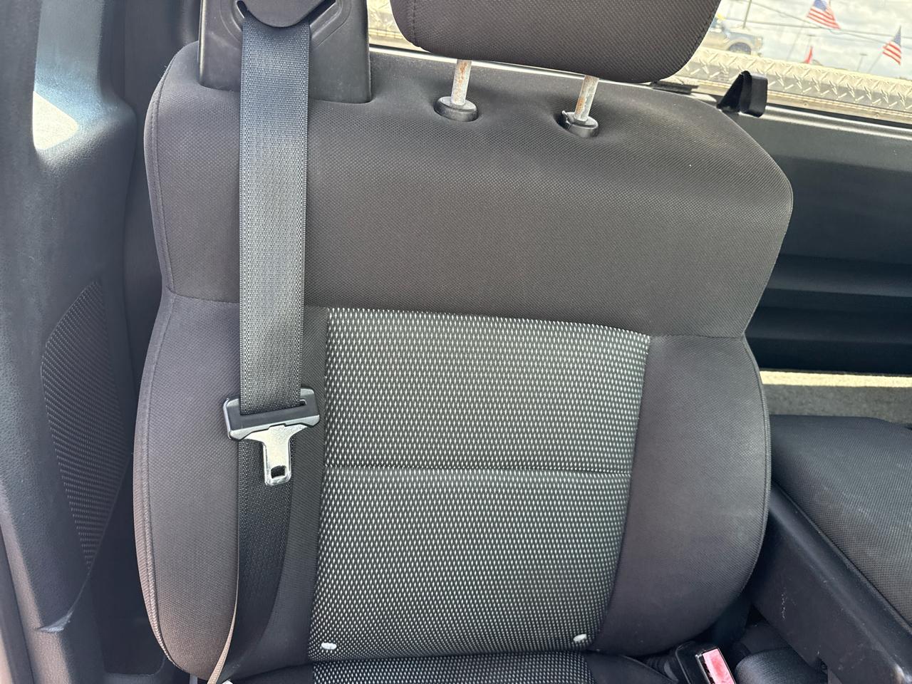Ford F-150 Reg Cab 126" XLT 4WD 2004