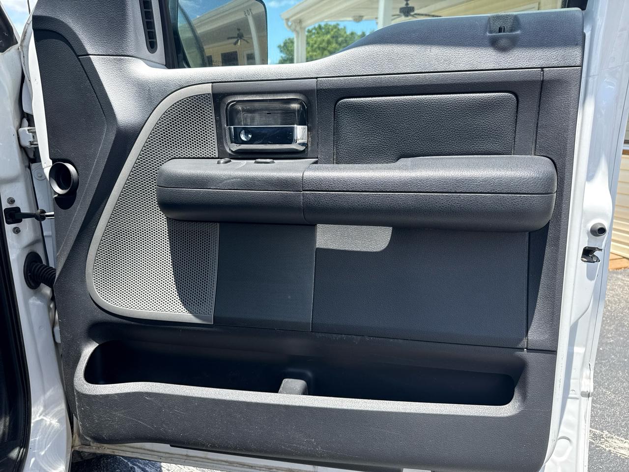 Ford F-150 Reg Cab 126" XLT 4WD 2004