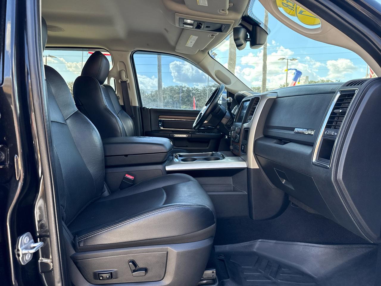 RAM 2500 Laramie 4x4 Mega Cab 6'4" Box 2017