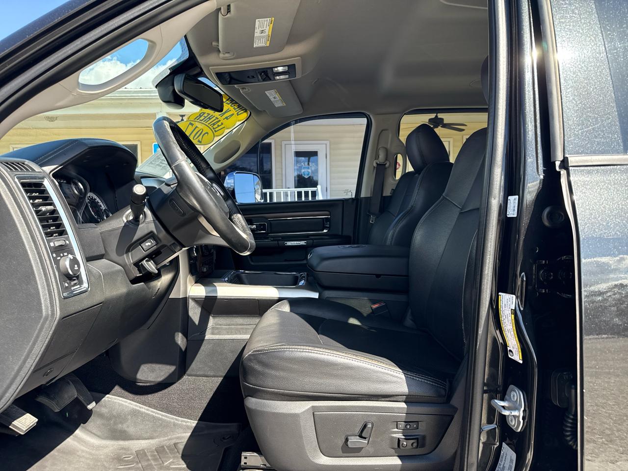 RAM 2500 Laramie 4x4 Mega Cab 6'4" Box 2017