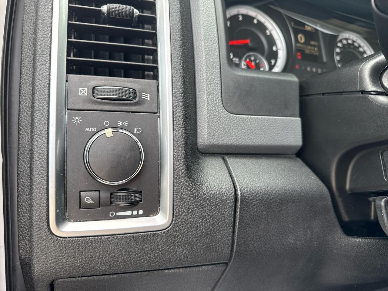 RAM 1500 4WD Quad Cab 140.5" SLT 2014