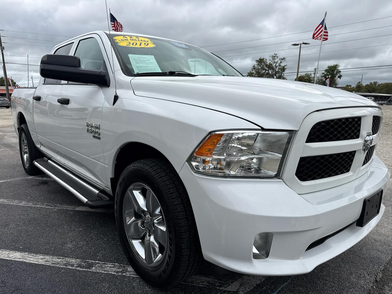 RAM 1500 Classic Express 4x4 Crew Cab 5'7" Box 2019