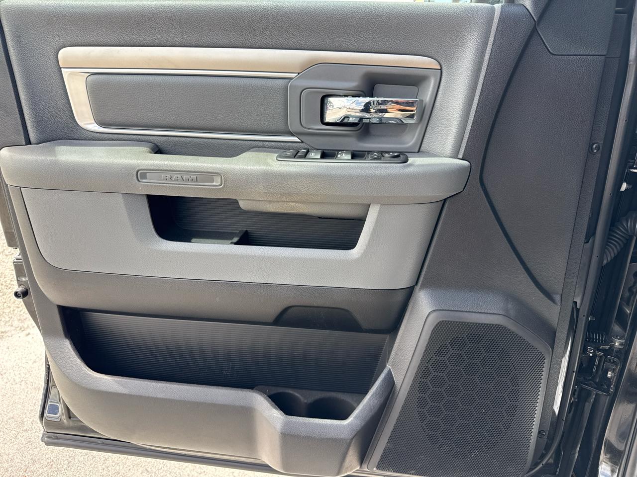 RAM 1500 Big Horn 4x2 Crew Cab 5'7" Box 2017