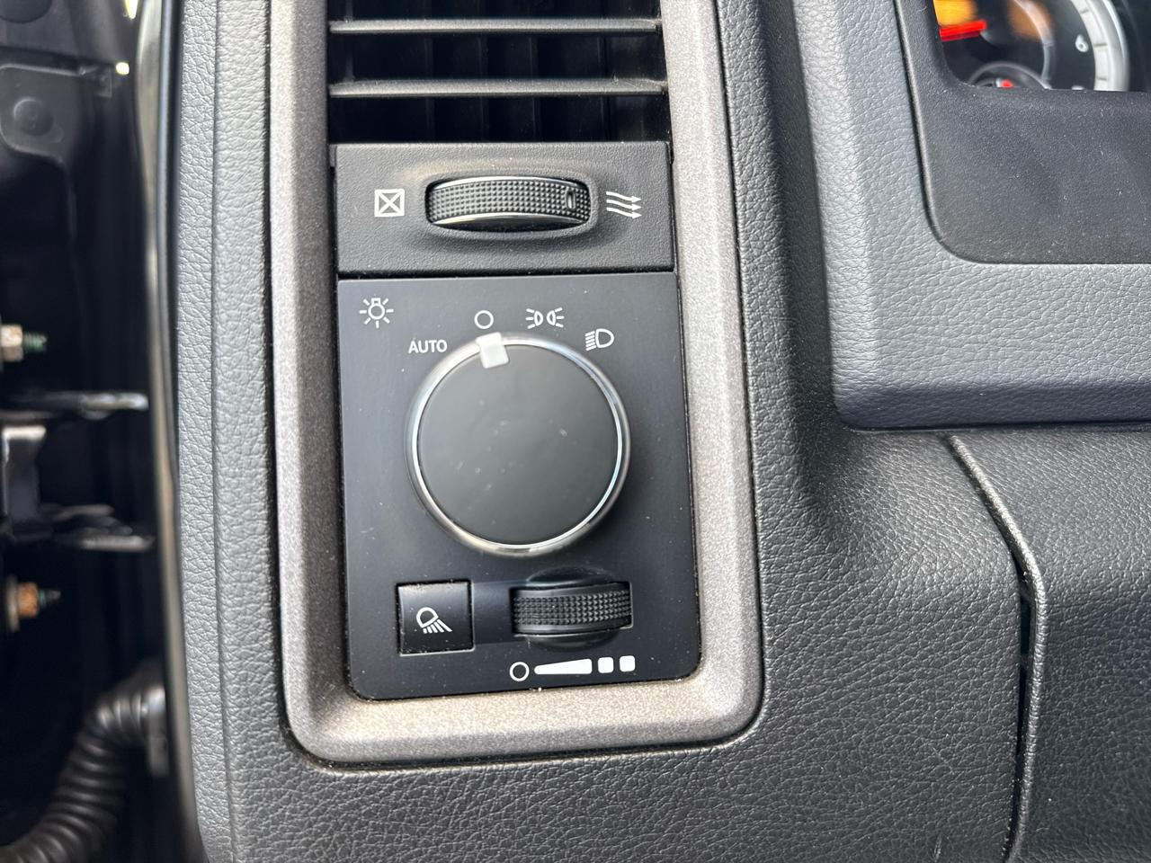RAM 1500 Tradesman 4x4 Crew Cab 5'7" Box 2017
