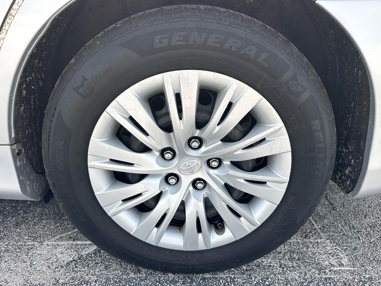 Toyota Camry 4dr Sdn I4 Auto XLE (Natl) 2013