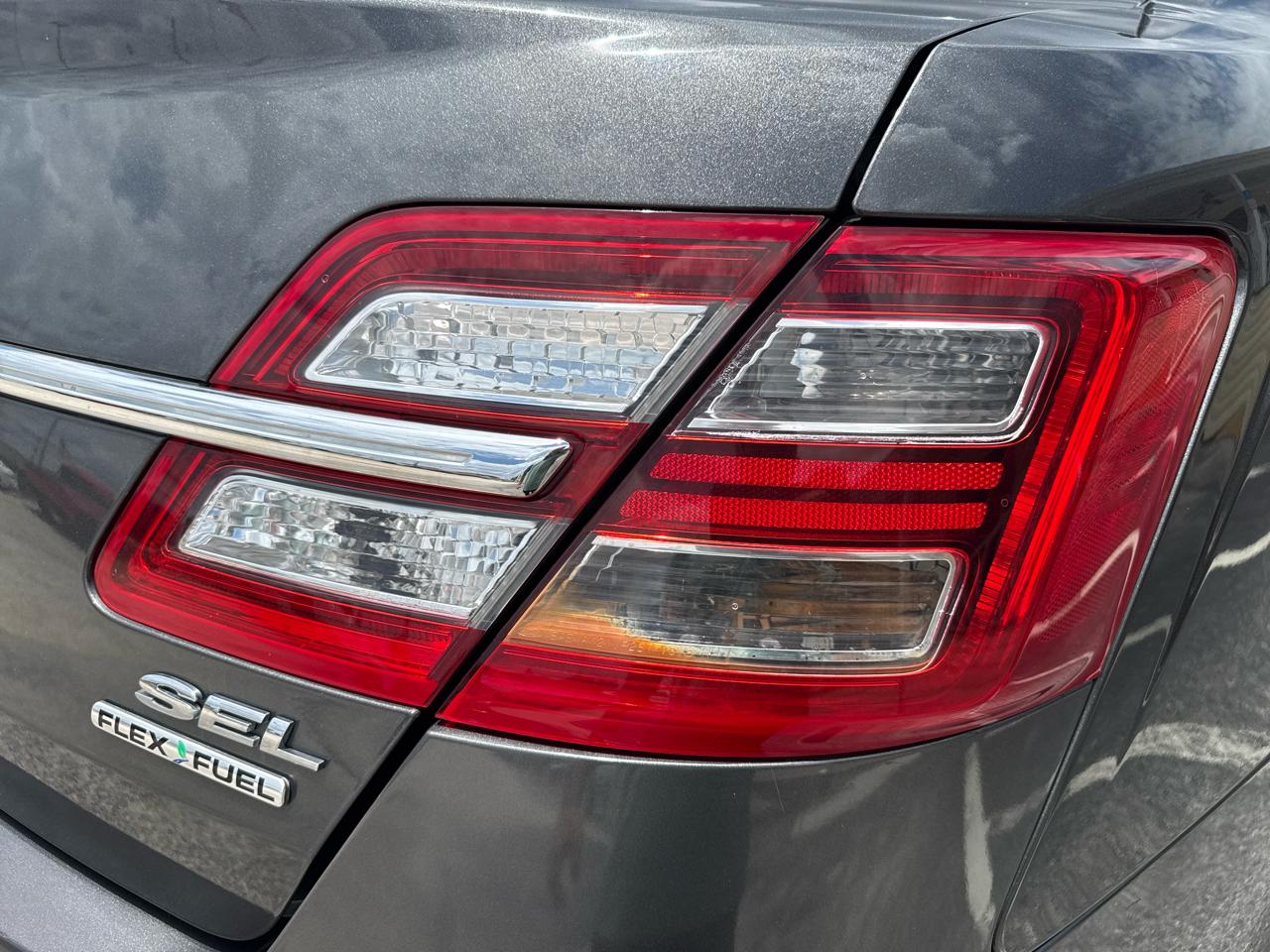 Ford Taurus 4dr Sdn SEL FWD 2015