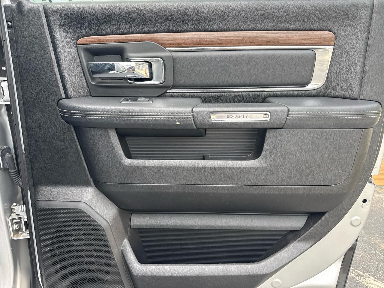 RAM 1500 Laramie 4x2 Crew Cab 6'4" Box 2017