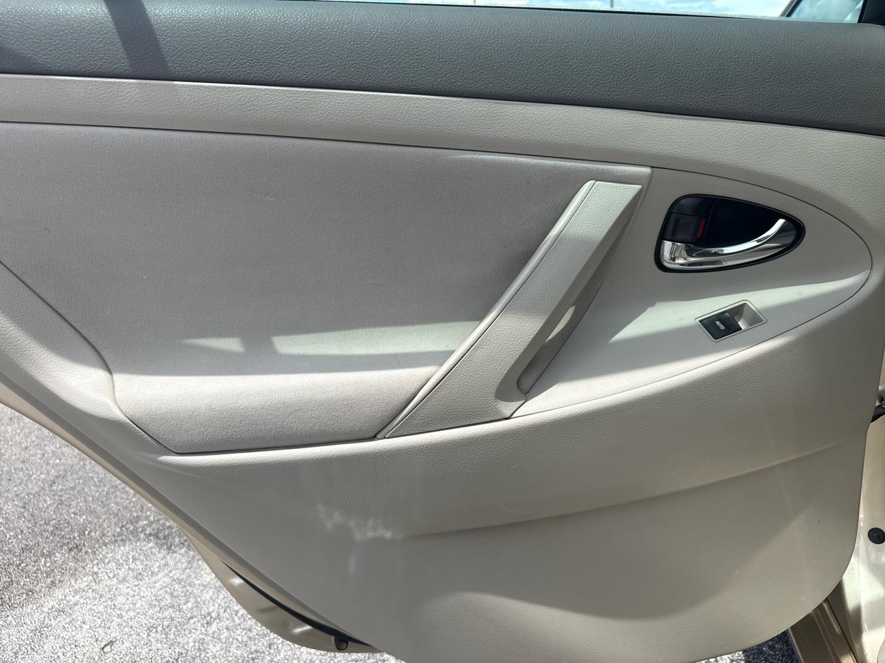 Toyota Camry 4dr Sdn I4 Man LE (Natl) 2011