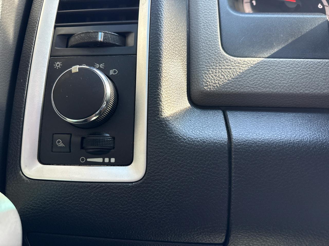 Dodge Ram 1500 2WD Crew Cab 140.5" SLT 2010