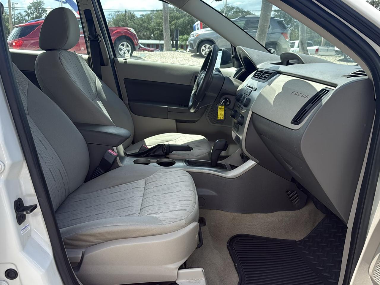 Ford Focus 4dr Sdn SE 2011