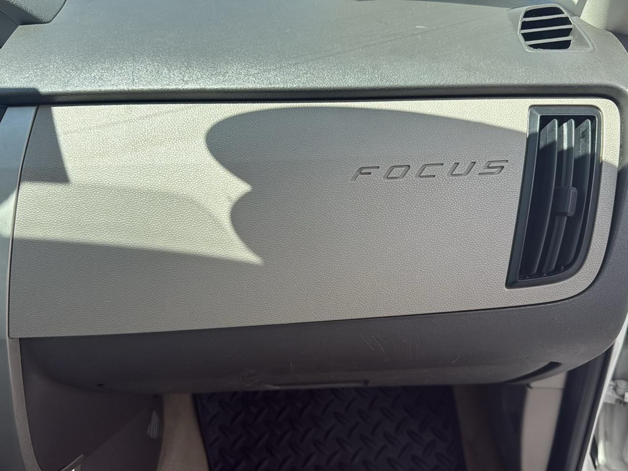 Ford Focus 4dr Sdn SE 2011