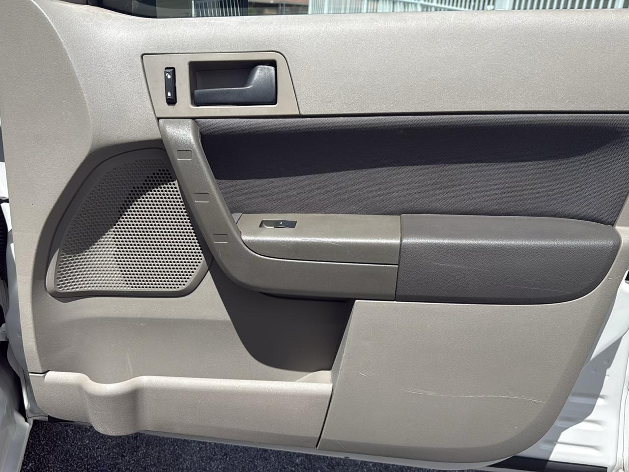 Ford Focus 4dr Sdn SE 2011
