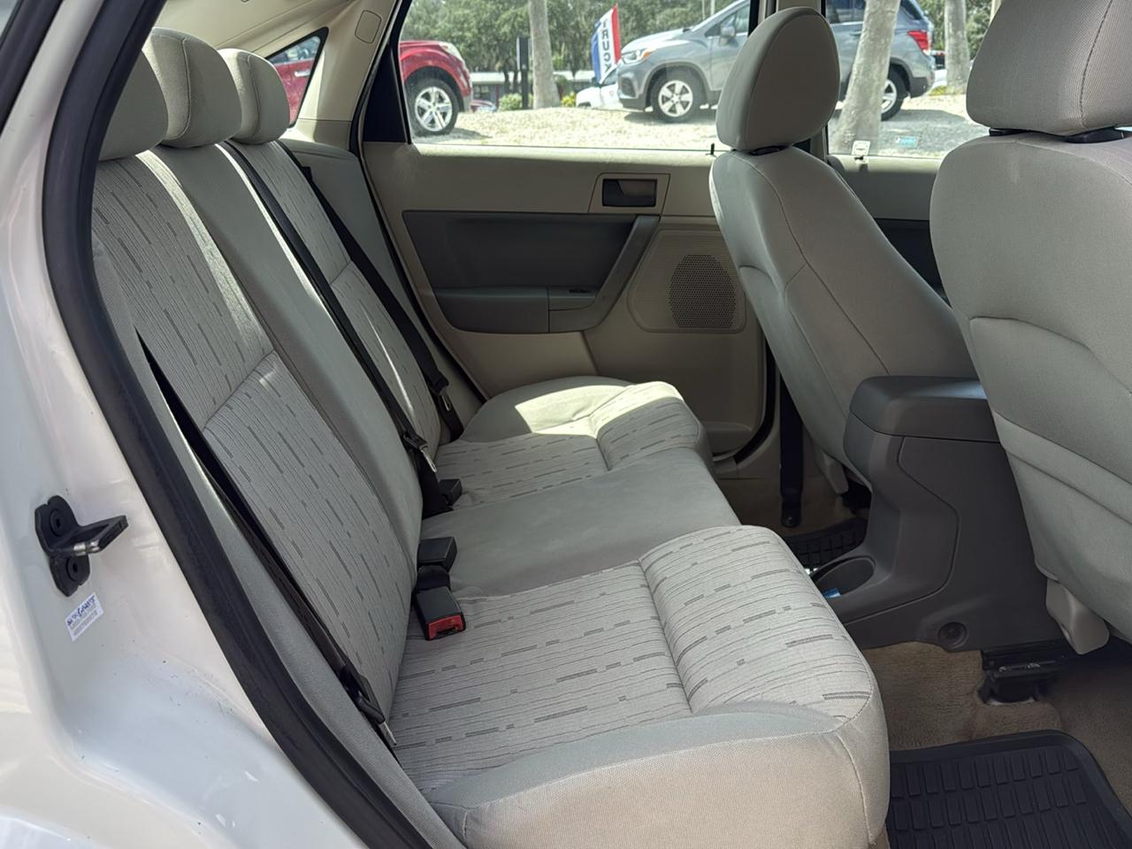 Ford Focus 4dr Sdn SE 2011