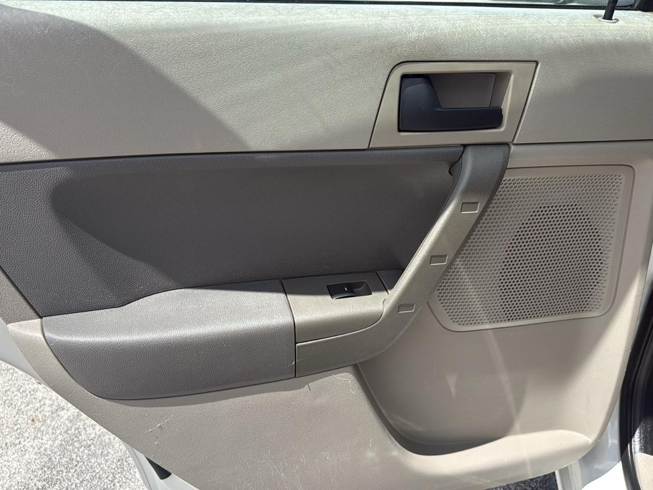 Ford Focus 4dr Sdn SE 2011