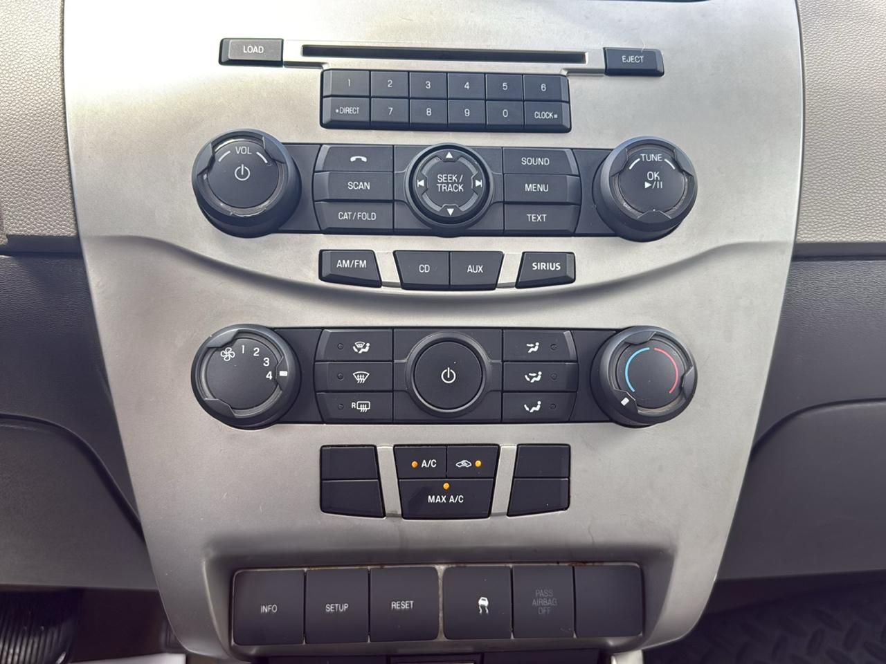 Ford Focus 4dr Sdn SE 2011