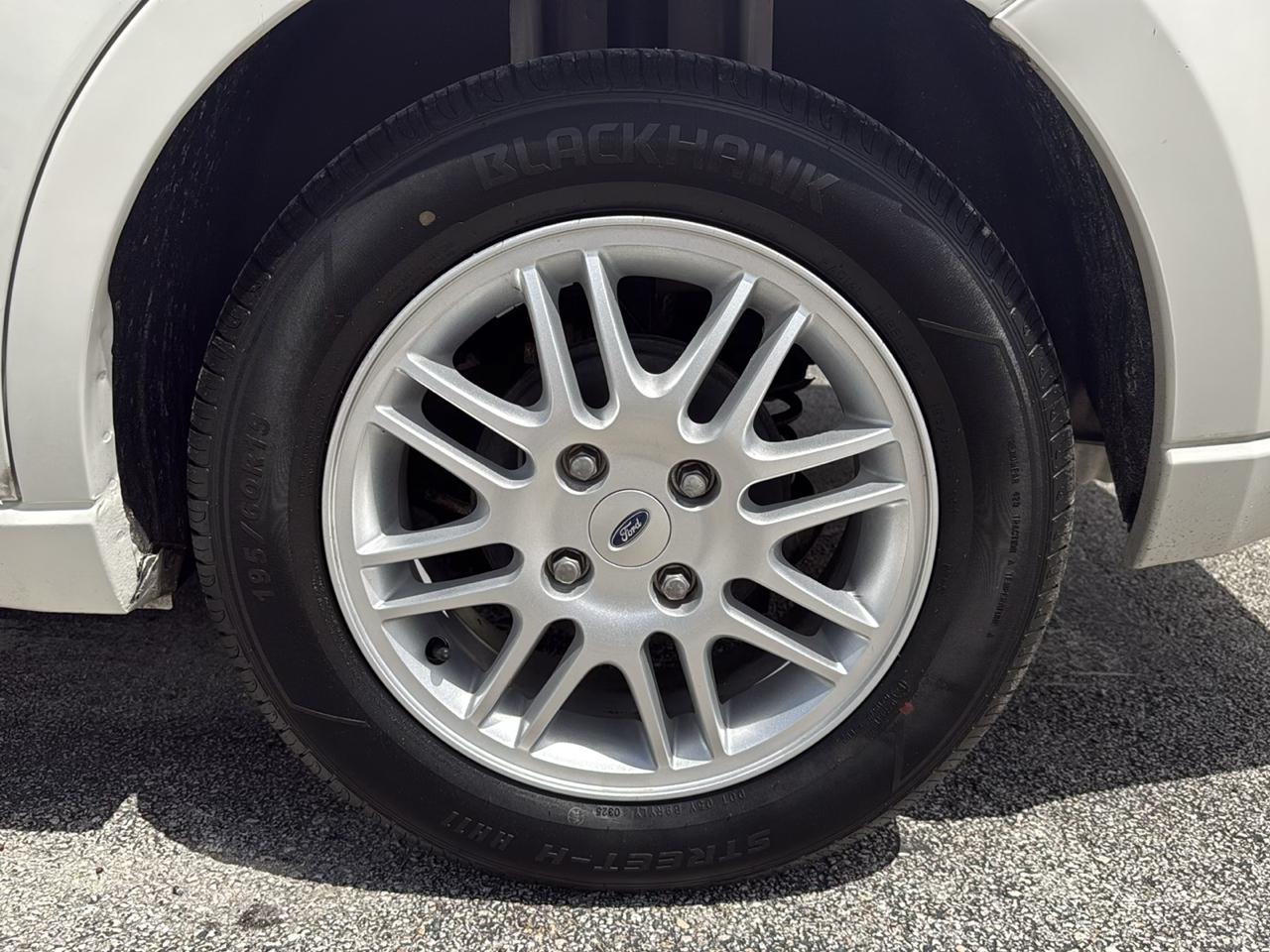 Ford Focus 4dr Sdn SE 2011