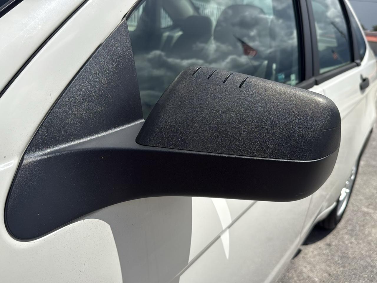 Ford Focus 4dr Sdn SE 2011