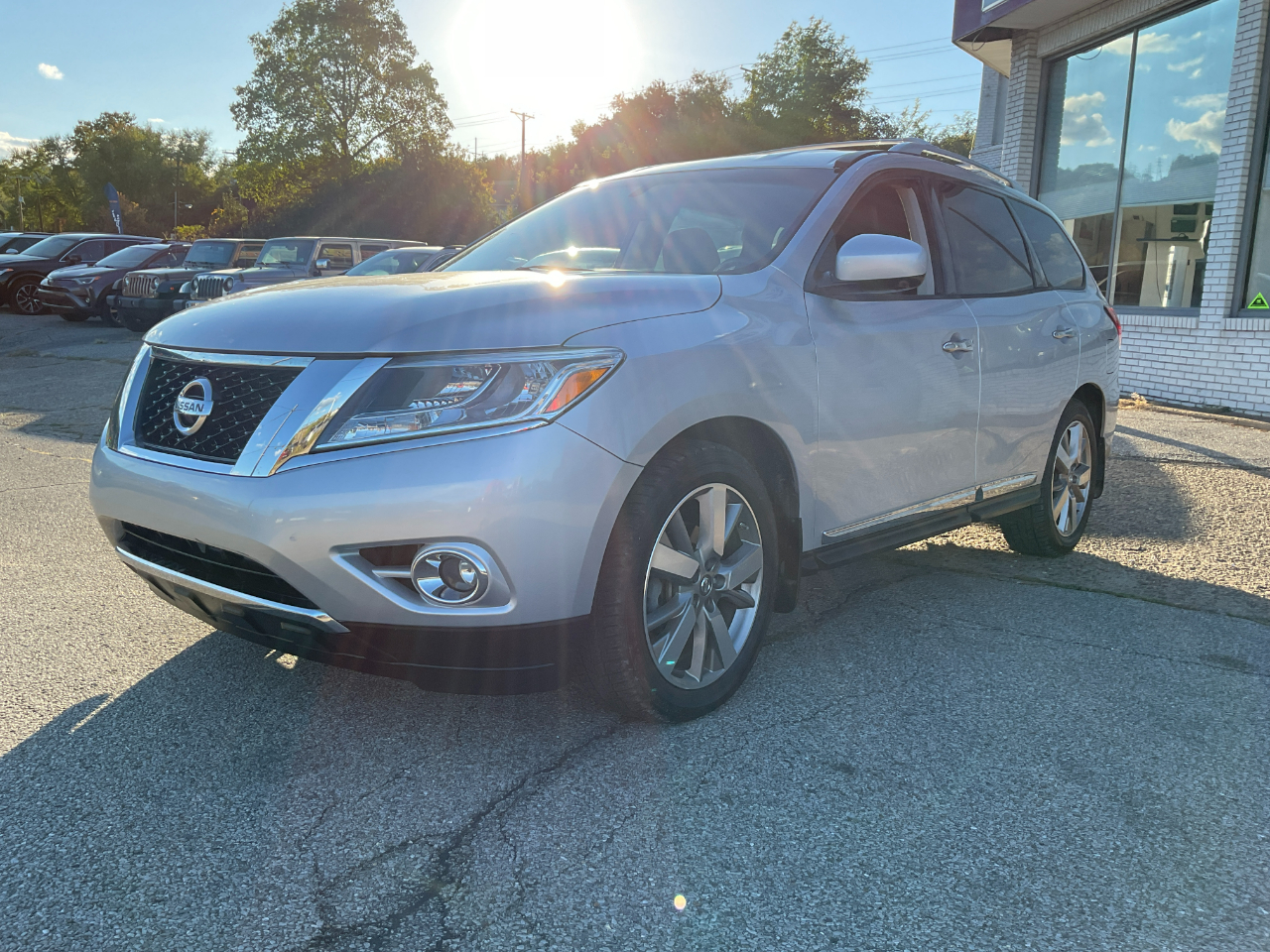 2014 Nissan Pathfinder Platinum photo 2