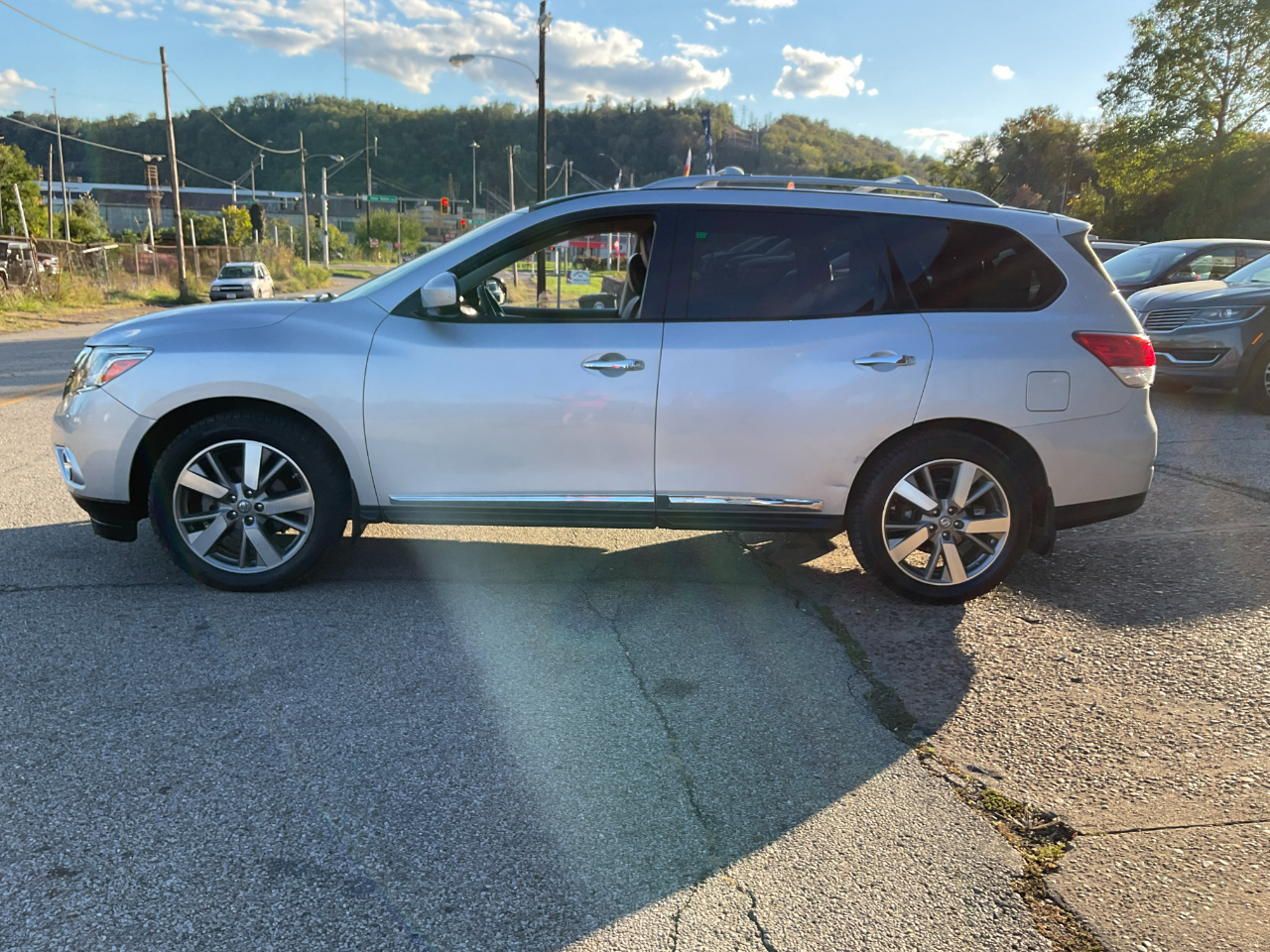 2014 Nissan Pathfinder Platinum photo 3