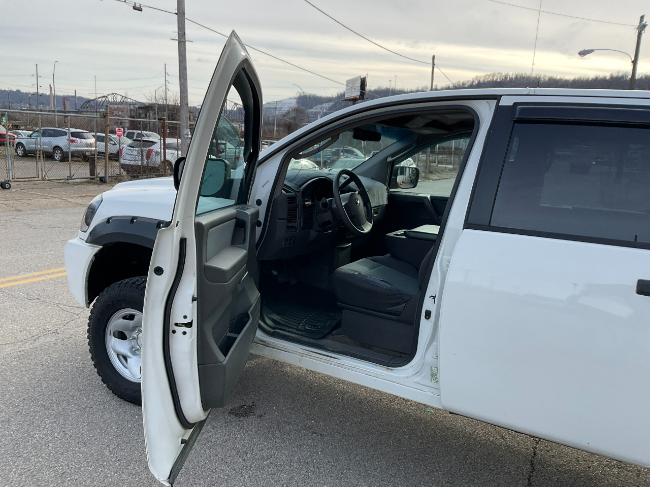Nissan Titan XE Crew Cab 4WD 2005