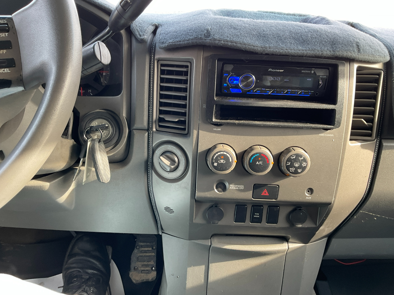 Nissan Titan XE Crew Cab 4WD 2005