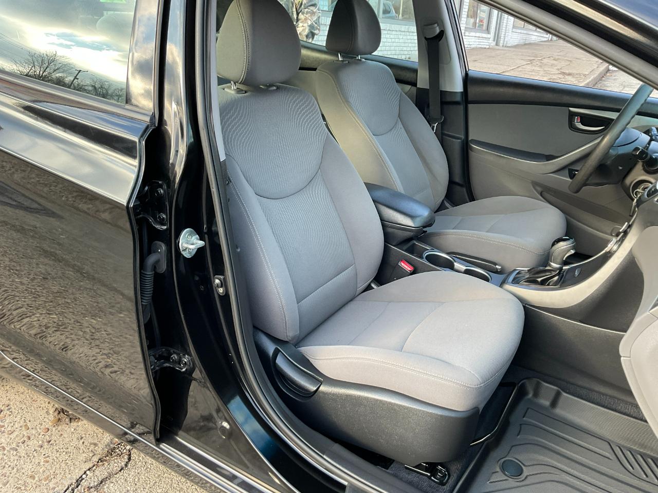 Hyundai Elantra SE 6AT 2015