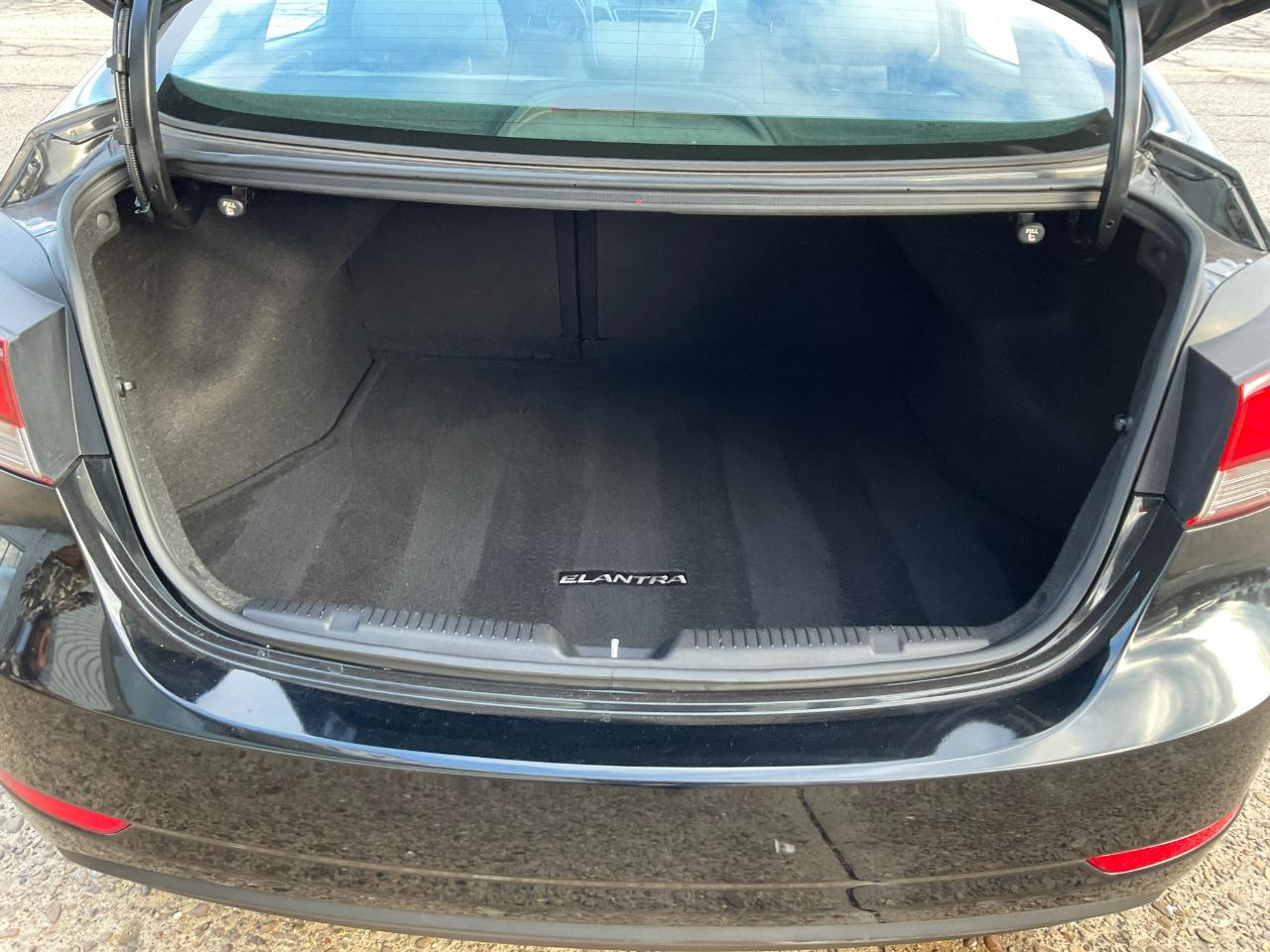 Hyundai Elantra SE 6AT 2015