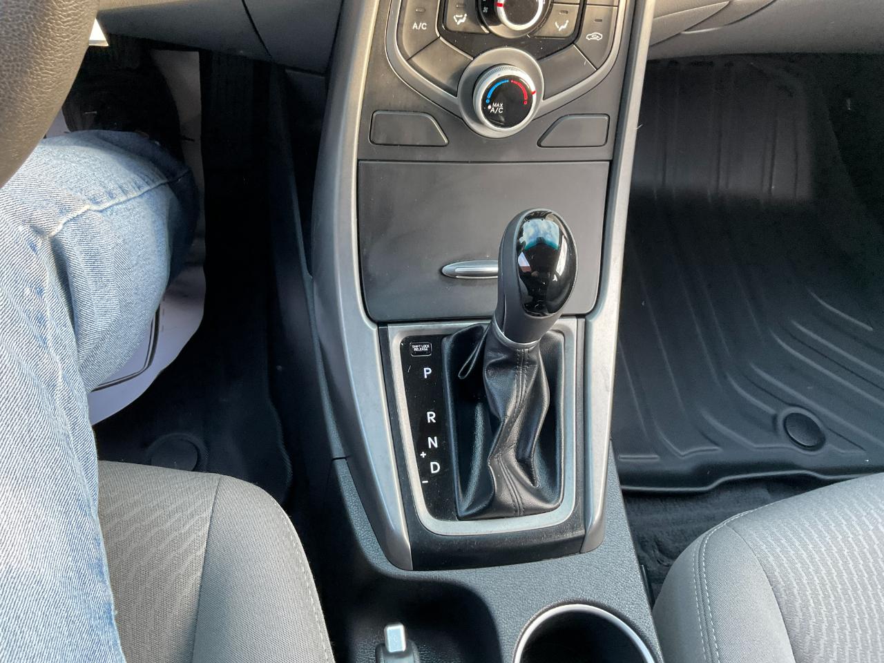 Hyundai Elantra SE 6AT 2015