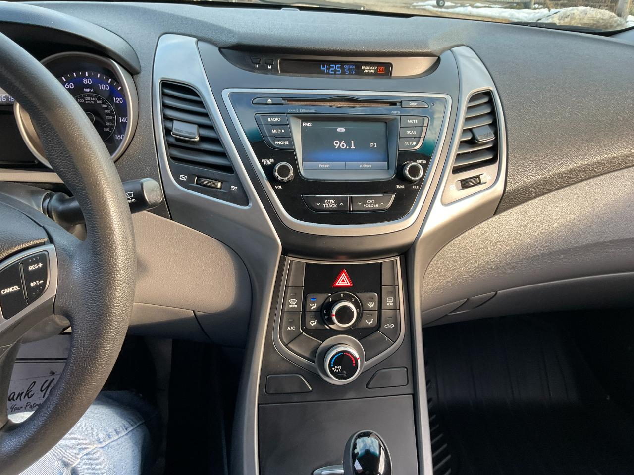 Hyundai Elantra SE 6AT 2015