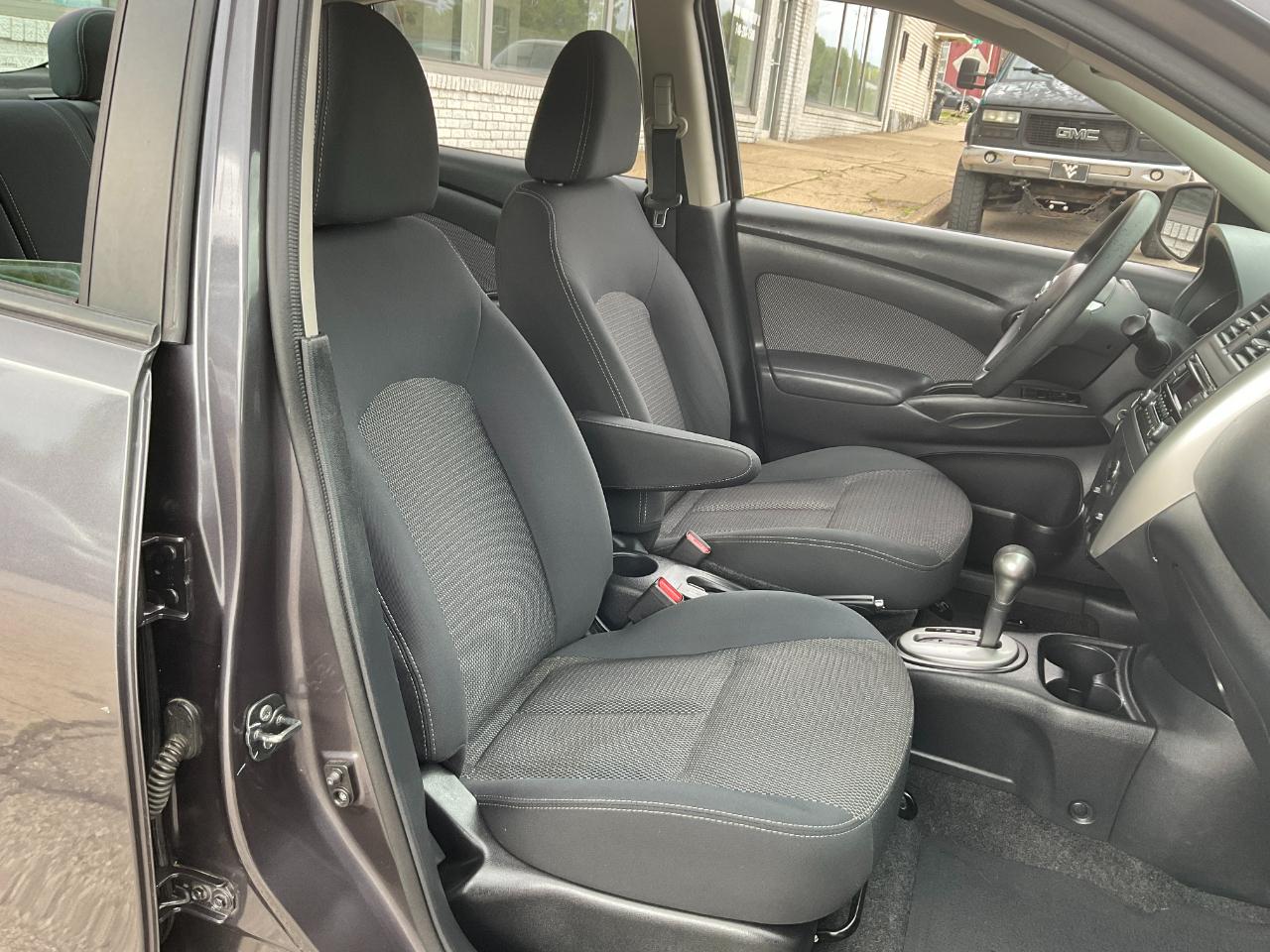 Nissan Versa 1.6 S 5M 2015