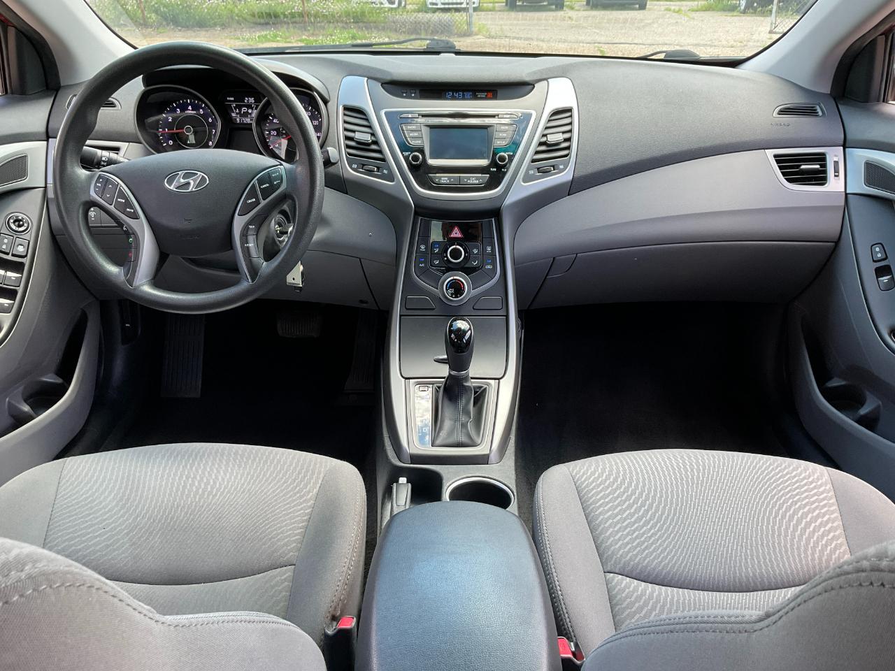 Hyundai Elantra SE 6AT 2016