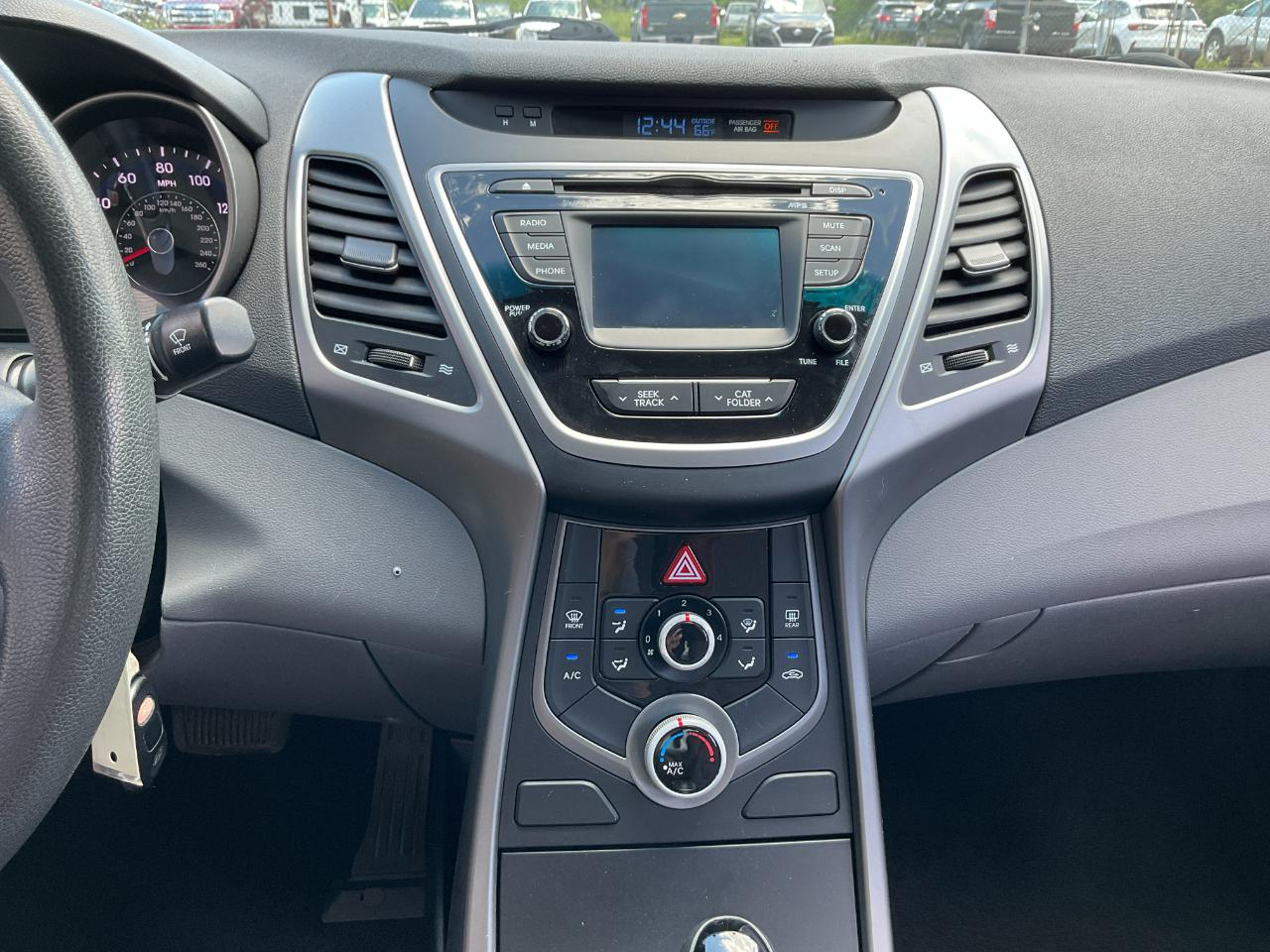 Hyundai Elantra SE 6AT 2016