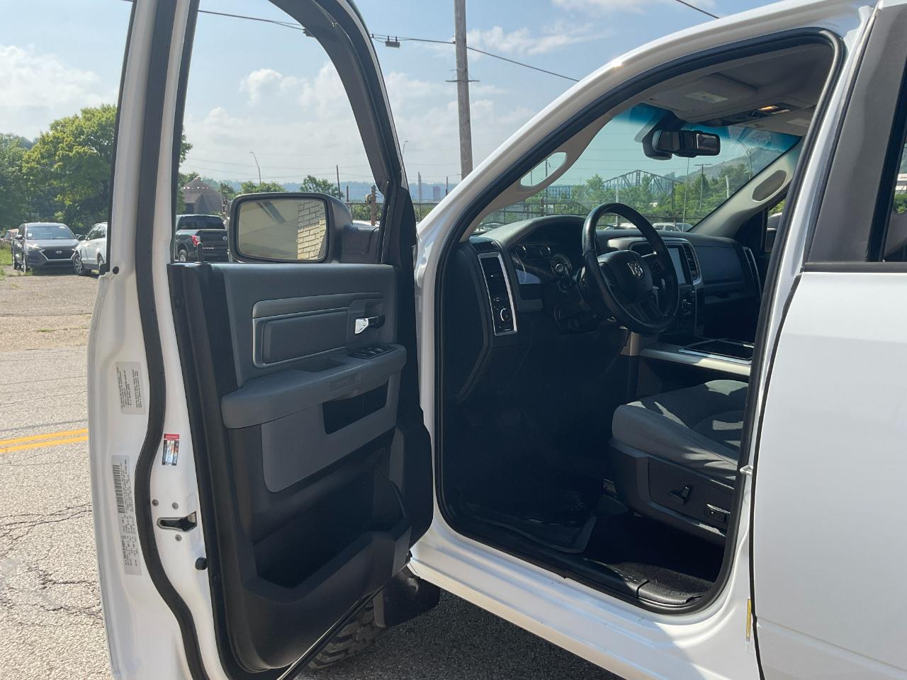RAM 1500 SLT Crew Cab SWB 4WD 2015