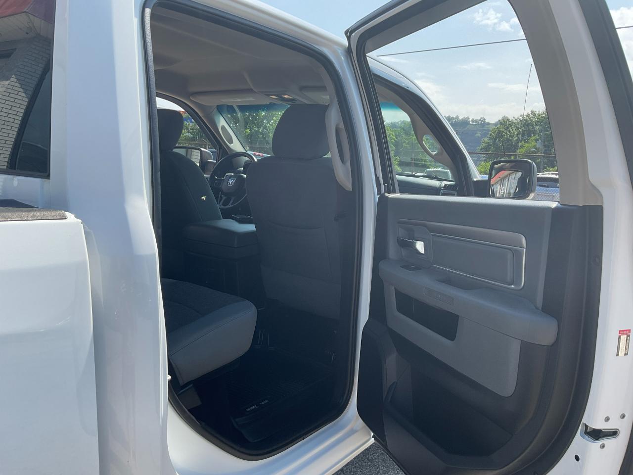 RAM 1500 SLT Crew Cab SWB 4WD 2015